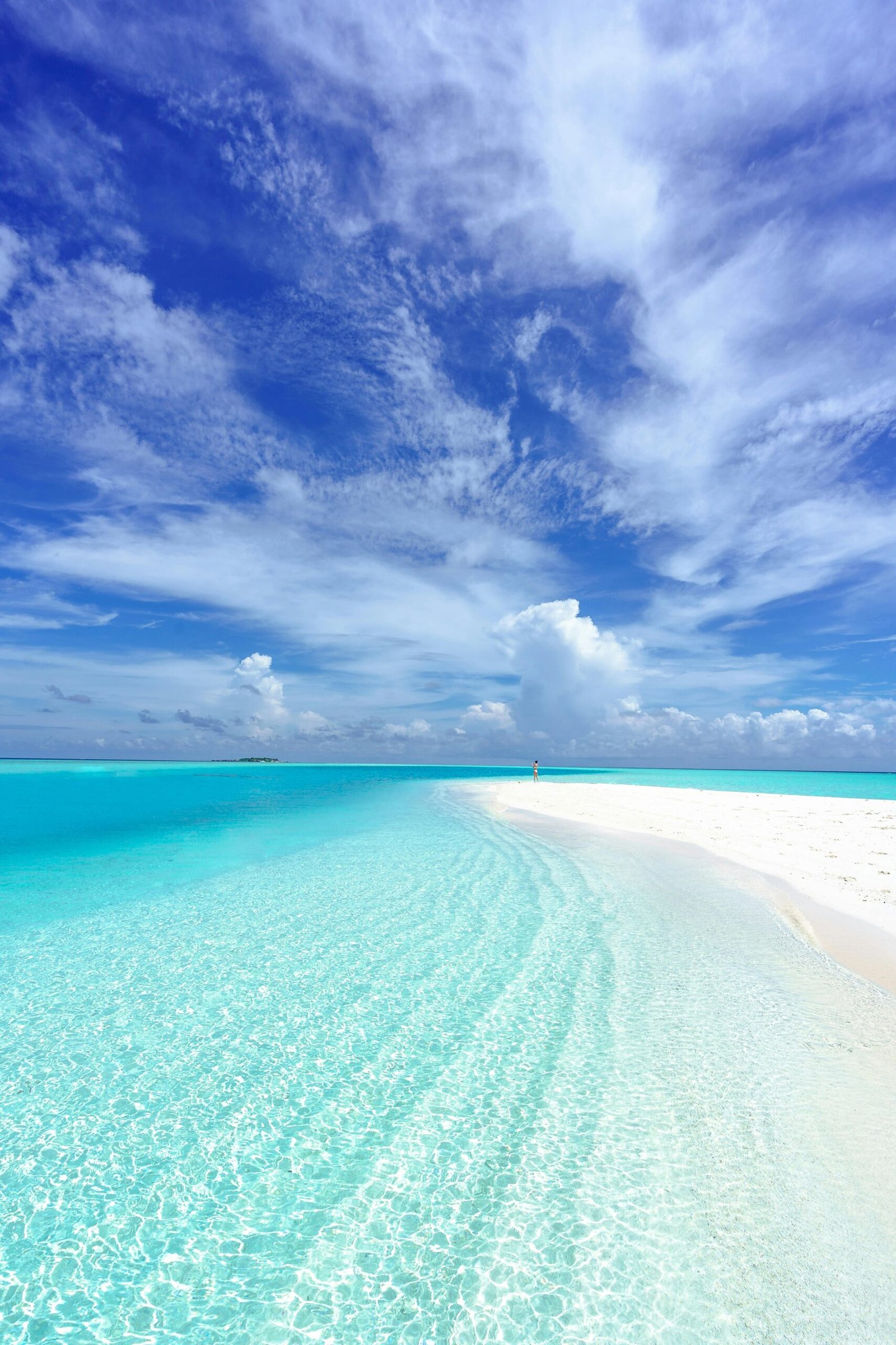 Experience the turquoise waters and white sands of Rasdhoo beach in the Maldives.